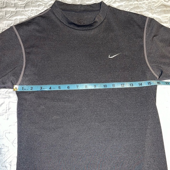 Nike workout shirt - Picture 3 of 6